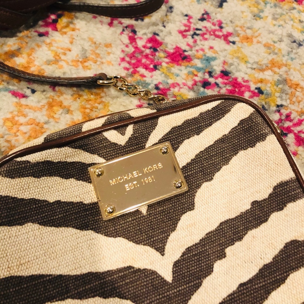 Authentic Michael Kors cross body - Picture 2 of 7